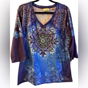 Avenue print tee with studded design in front. Size 22/24